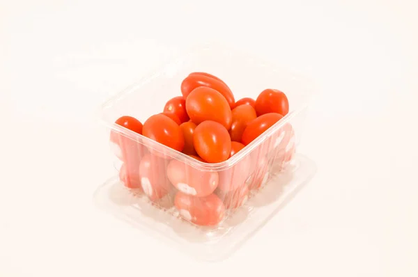 Rode Plastic Doos Met Rode Tomaten Een Witte Achtergrond Close — Stockfoto