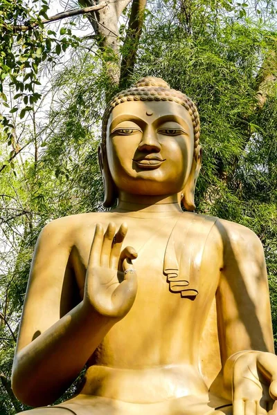 Άγαλμα Του Βούδα Στο Πάρκο — Φωτογραφία Αρχείου
