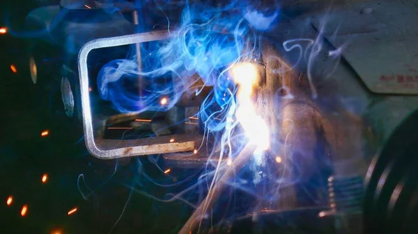 Welder Welding Metal Cutting Steel Sparks — Stockfoto