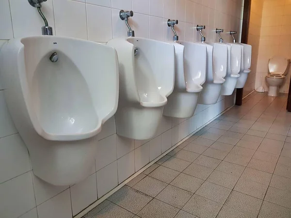 Писсуары Общественных Туалетах — стоковое фото
