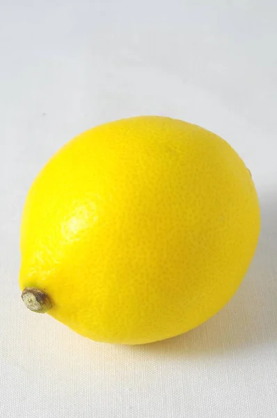 Жовтий Лимон Білому Тлі — стокове фото