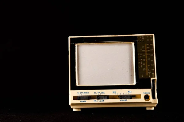 黑色背景的老式电视机 — 图库照片
