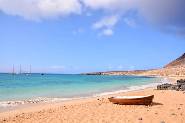 Mooi Strand Met Een Kleine Boot Aan Zeekust — Stockfoto