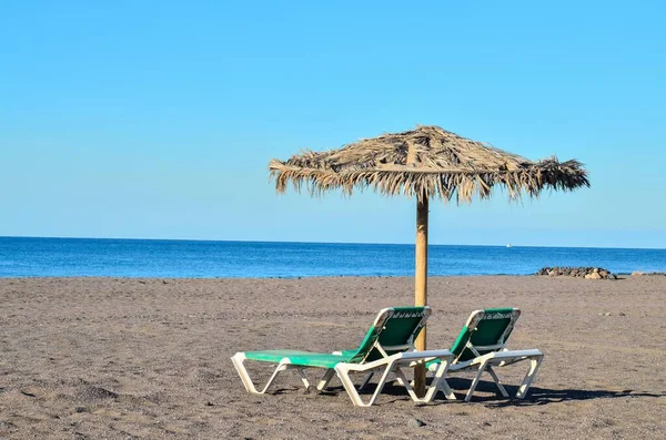 Festői Lövés Gyönyörű Kilátás Nyílik Tengerre Napozóágyakkal Árnyékban Strandon — Stock Fotó