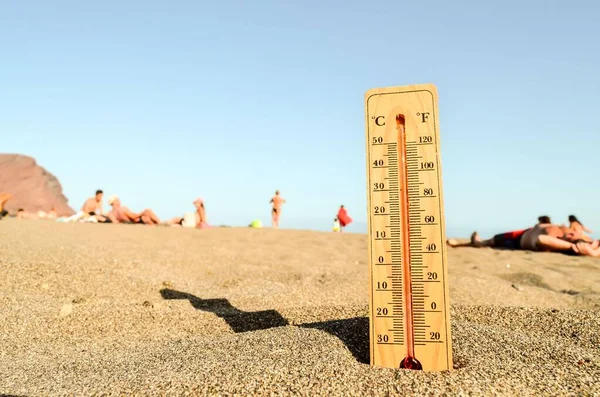 Das Wort Sommersaison Das Konzept Des Wetters Thermometer — Stockfoto
