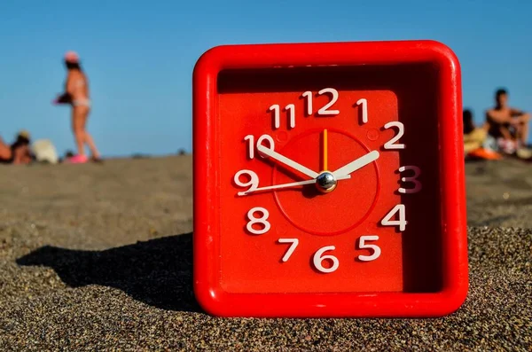 Red Alarm Clock Beach — ストック写真