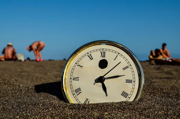 Ώρα Για Την Παραλία Ρολόι Στην Άμμο — Φωτογραφία Αρχείου