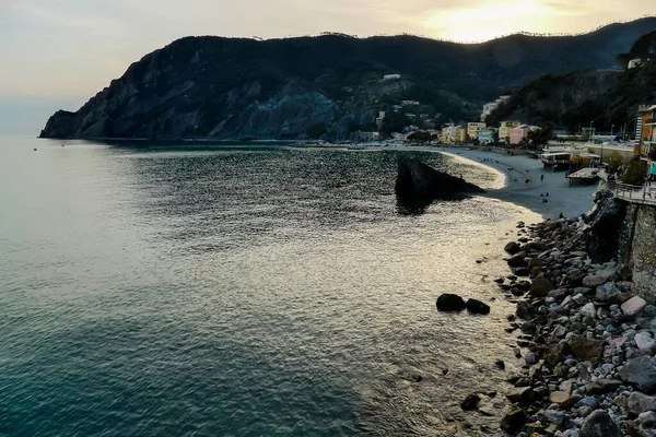 Schöne Aussicht Auf Das Meer Und Die Berge — Stockfoto