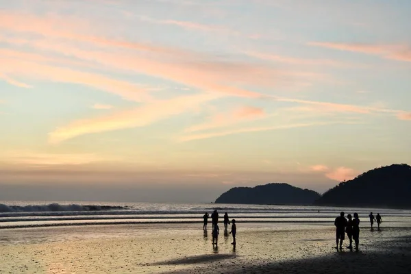 Malerische Aufnahme Von Schönem Meerblick Mit Gruppen Von Menschen Strand — Stockfoto