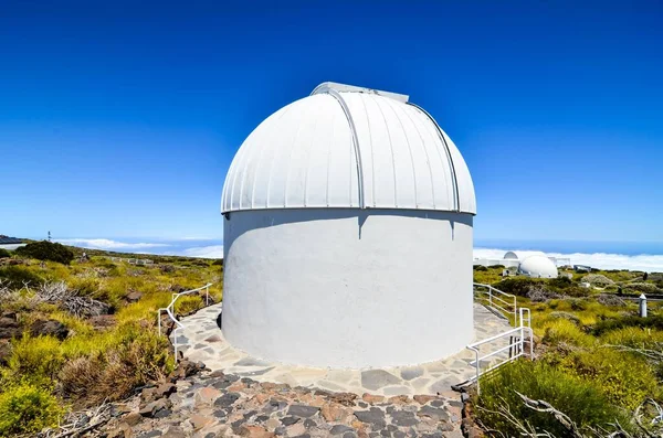 Edifício Branco Observatório Fundo Céu Azul — Fotografia de Stock