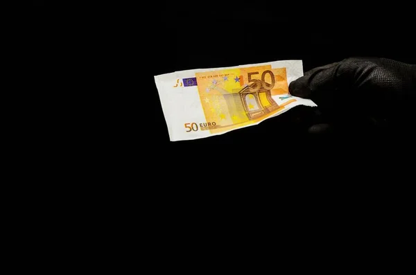 Ręka Trzymająca Ciemnym Tle Banknot Euro — Zdjęcie stockowe