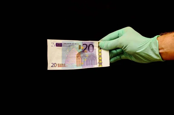 Main Tenant Billet Euros Sur Fond Sombre — Photo