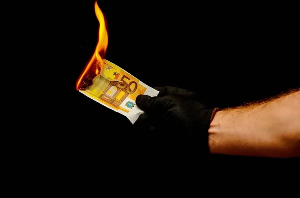 Hand Hält Brennenden Euro Schein Auf Schwarzem Hintergrund — Stockfoto