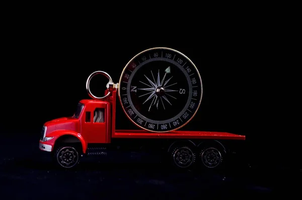 Червона Вантажівка Компасом Чорному Тлі — стокове фото