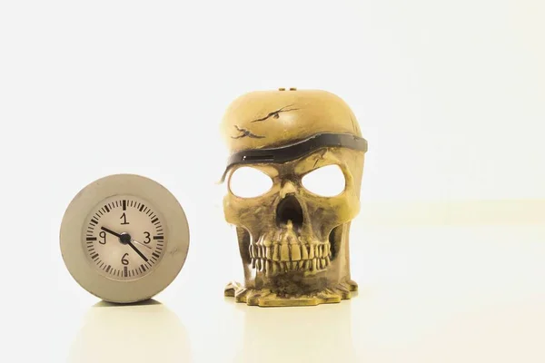 Totenkopf Mit Kompass Auf Weißem Hintergrund — Stockfoto