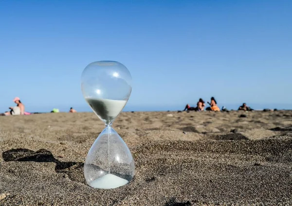 砂時計付きの砂浜 — ストック写真