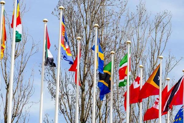 Bandeiras Diferentes Países Fundo Céu — Fotografia de Stock