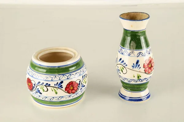 Vasos Cerâmica Sobre Fundo Branco — Fotografia de Stock