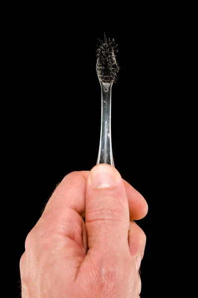 Рука Тримає Зубну Щітку Чорному Тлі — стокове фото