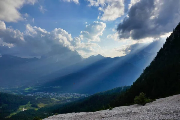 Bela Paisagem Com Montanhas Nuvens — Fotografia de Stock