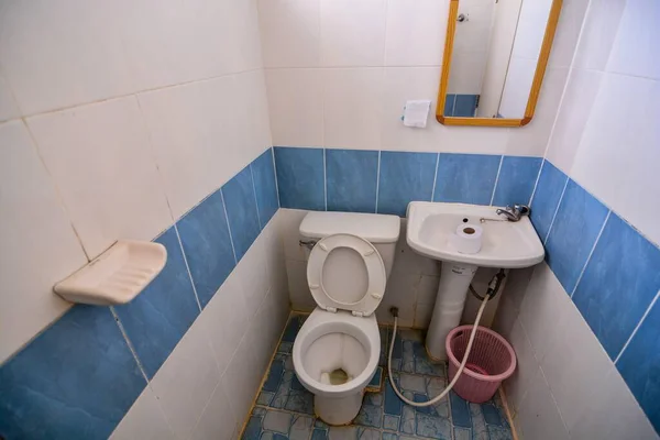 Toilettenschüssel Und Weißes Waschbecken — Stockfoto