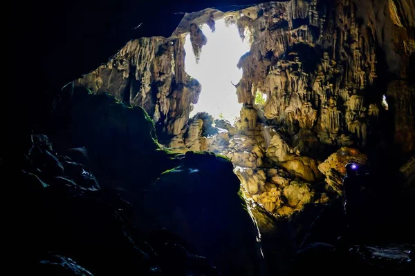 山の中の洞窟 — ストック写真