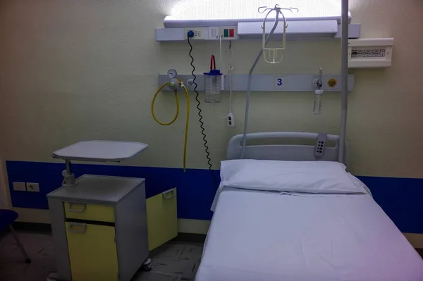 現代的な内装の病院のベッドは — ストック写真