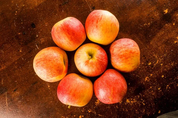 Frische Reife Äpfel Auf Einem Hölzernen Hintergrund — Stockfoto