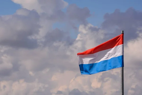 Bandeira Dos Países Baixos Luxemburgo Sobre Fundo Céu Azul — Fotografia de Stock