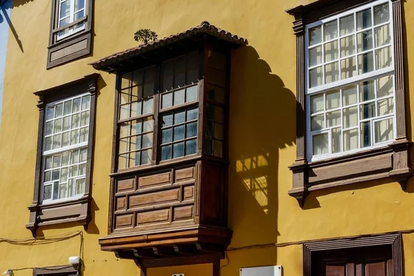 Janelas Velhas Edifício — Fotografia de Stock