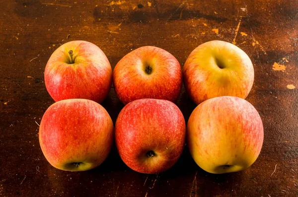 Frische Rote Äpfel Auf Einem Hölzernen Hintergrund — Stockfoto