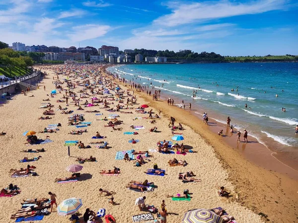 Bellissima Spiaggia Con Ombrelloni Turisti — Foto Stock