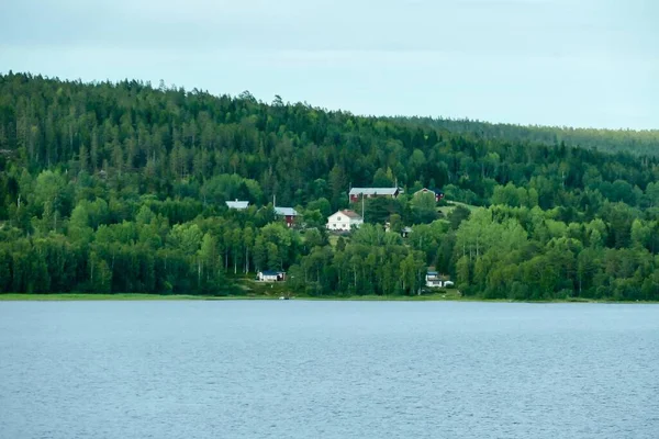 Vackert Landskap Med Sjö Gröna Kullar — Stockfoto