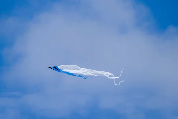 青い空の凧のクローズアップショット — ストック写真