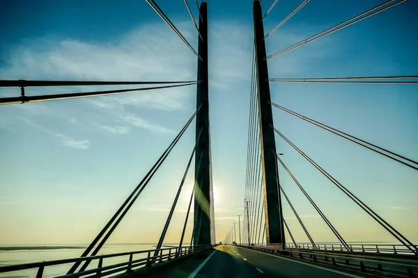 夕日に川に架かる橋の風景写真です — ストック写真