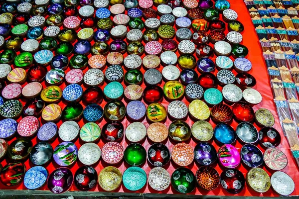 시장에서 판매되는 형형색색의 그릇의 — 스톡 사진