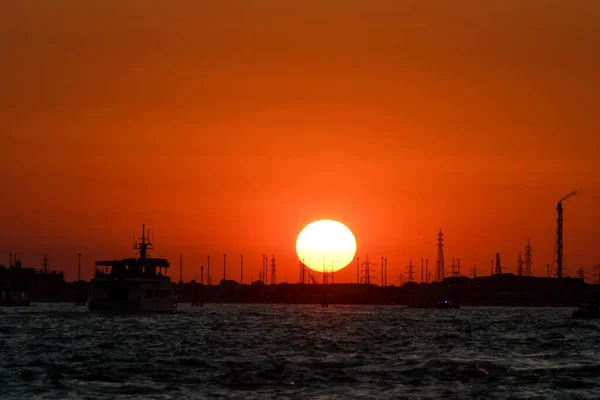 Puesta Sol Sobre Orilla Del Mar Torres Eléctricas —  Fotos de Stock