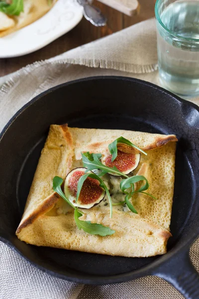Chikpea Crepes with Figs, Blue cheese, and Arugula — Stock Photo, Image
