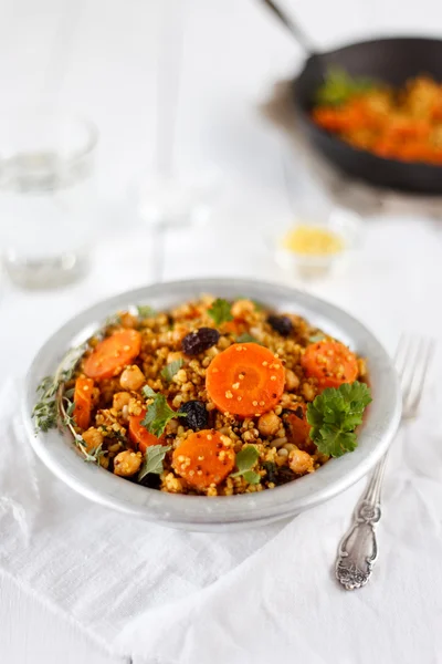 Марокканский Bulgur, Quinoa, Chickpeas, и жареная морковь Лицензионные Стоковые Изображения