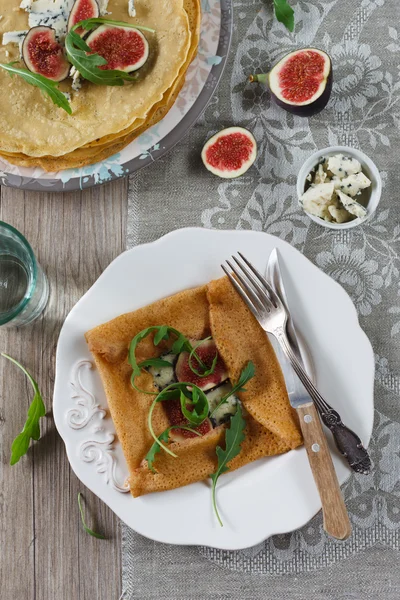 무화과, 블루 치즈와 Arugula Chikpea 크레페 로열티 프리 스톡 사진