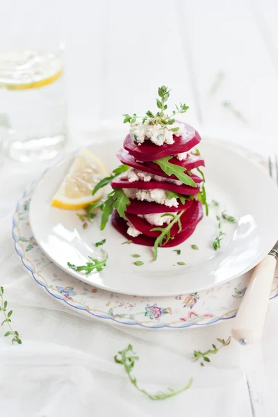 Sockerbetor och get ost sallad Stockfoto