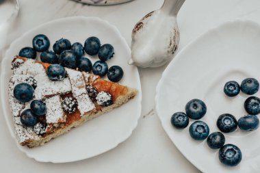  Bir parça kek çilek ile