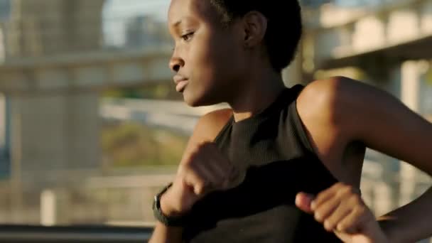 黑衣女子与聪明的手表腕部慢跑室外 — 图库视频影像
