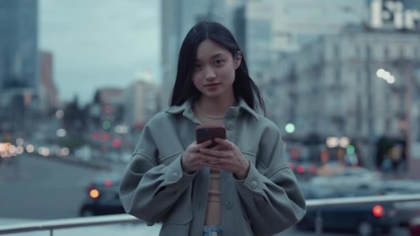 Encantador mulher asiática usando smartphone na rua da cidade — Vídeo de Stock