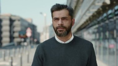 Açık havada akıllı telefon kullanan orta yaşlı bir girişimci.