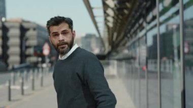 Başarılı iş adamı şehir caddesinde akıllı telefon kullanıyor.