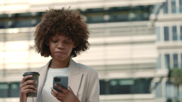 Mujer afroamericana grabando correo de voz en móvil al aire libre — Vídeo de stock