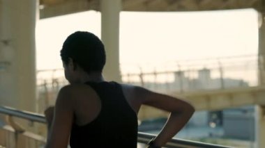 Sportif Afrikalı Amerikalı kadın şehir sokaklarında sabah koşusunun keyfini çıkarıyor.