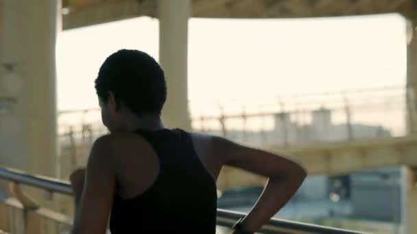 Sportif Afrikalı Amerikalı kadın şehir sokaklarında sabah koşusunun keyfini çıkarıyor. — Stok video