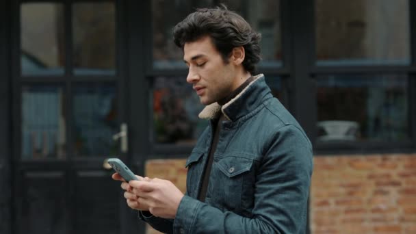 Árabe cara de pé na rua e usando smartphone — Vídeo de Stock